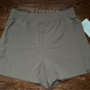 lululemon Stretch Woven Relaxed-Fit High-Rise Short 4" NWT - L
